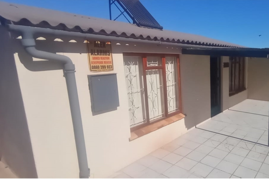 2 Bedroom Property for Sale in Louwville Western Cape